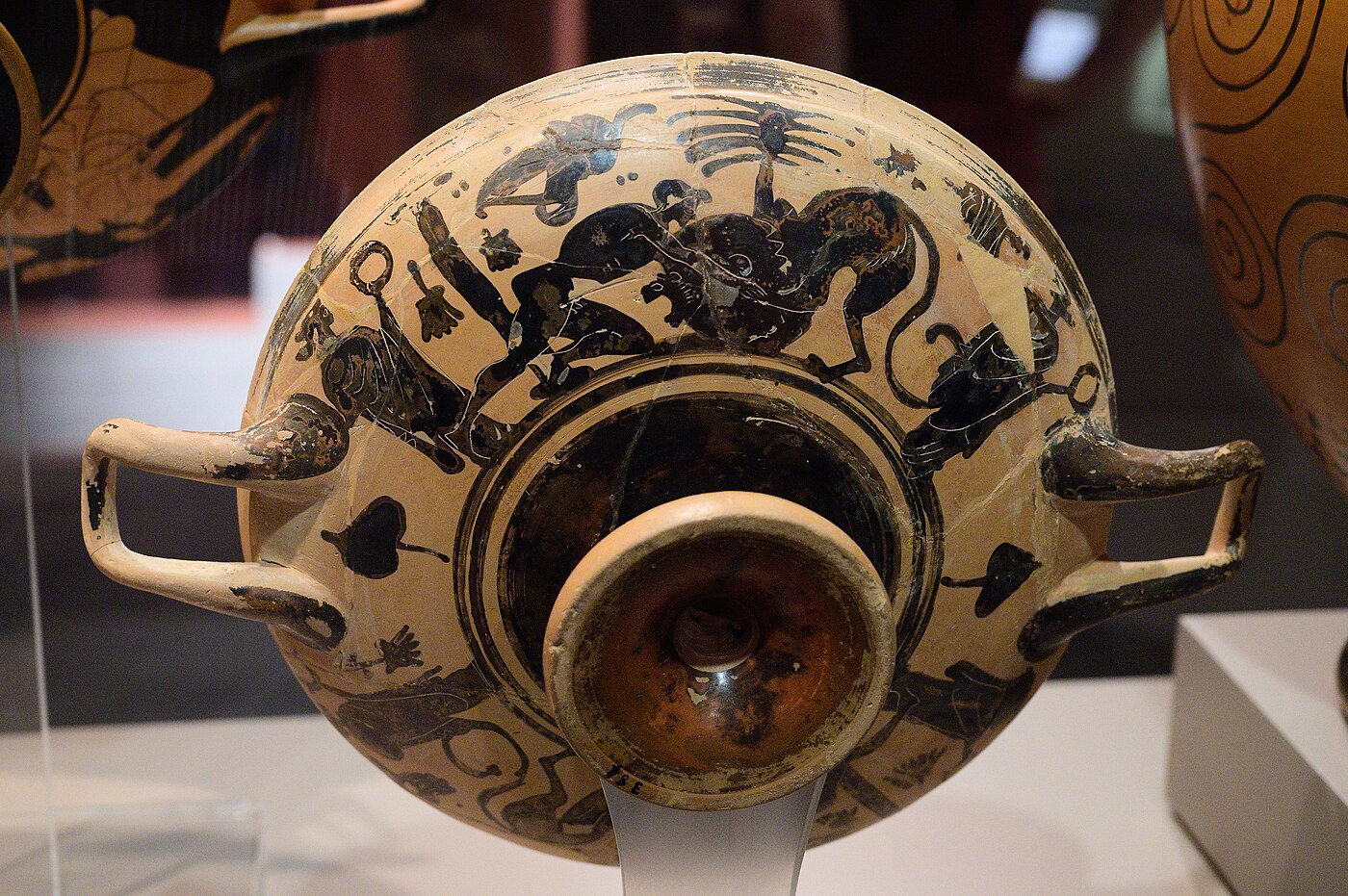 Boeotian black-figure kylix showing Heracles wrestling the Nemean Lion, attributed to the Three Sirens Painter, c. 475–450 BCE, Museum of Cycladic Art, Athens.